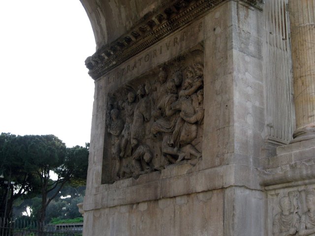Arco di Constantino-6.JPG - In the central archway, there is one large panel of Trajan's Dacian War on each wall.